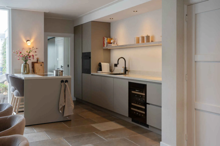 Moderne japandi keuken in Katwijk | Van Der Voet Keukens