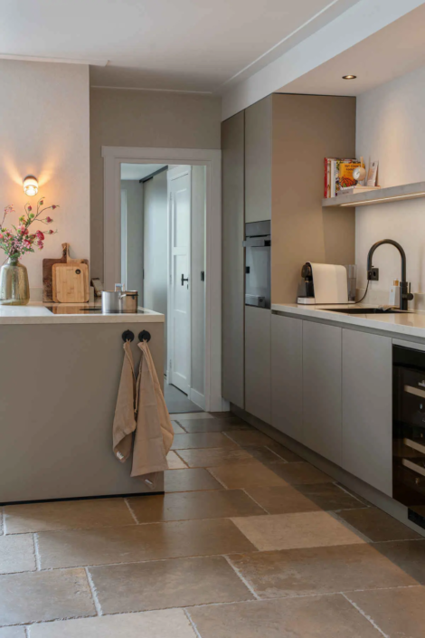 Moderne japandi keuken in Katwijk | Van Der Voet Keukens