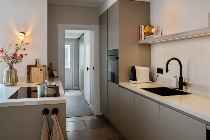 Moderne japandi keuken in Katwijk | Van Der Voet Keukens