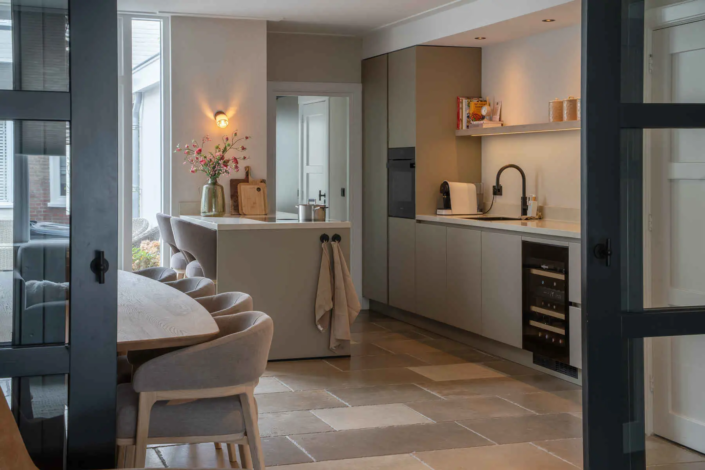 Moderne japandi keuken in Katwijk | Van Der Voet Keukens