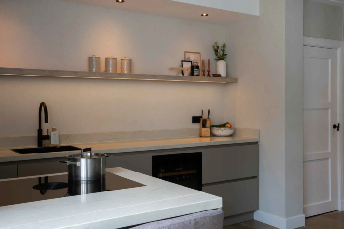 Moderne japandi keuken in Katwijk | Van Der Voet Keukens