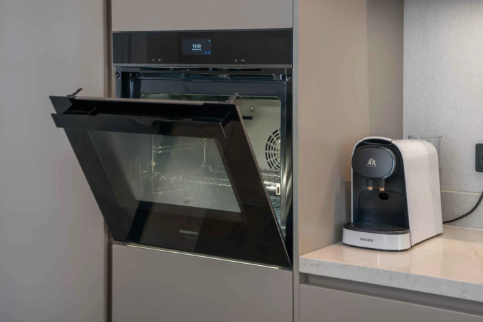 Moderne japandi keuken in Katwijk | Van Der Voet Keukens