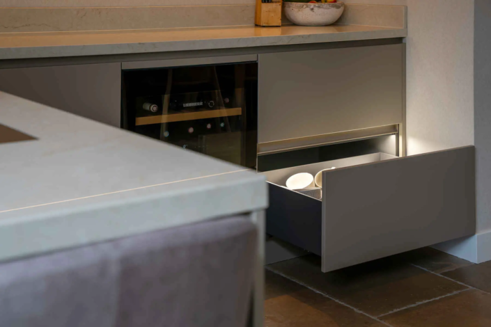 Moderne japandi keuken in Katwijk | Van Der Voet Keukens